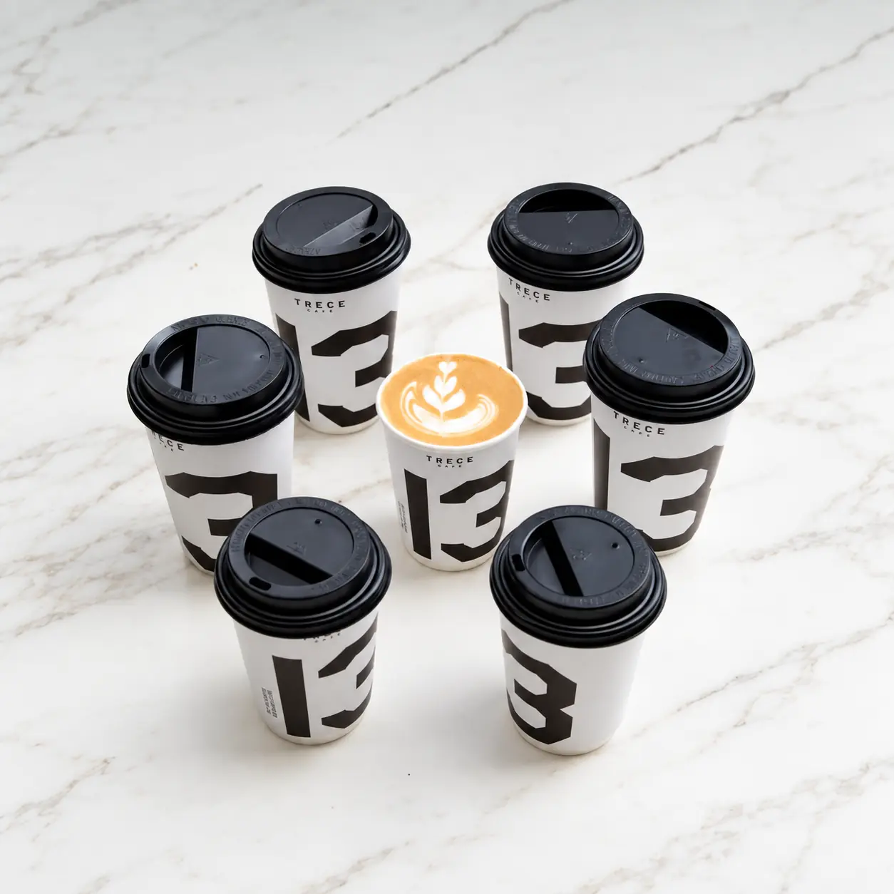 Trece Café — aplicaciones de marca